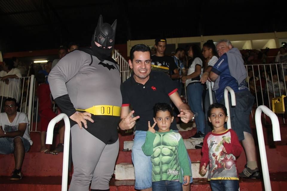 Personagem Fozman tira foto com torcedores no jogo com o Coritiba quarta-feira. | Divulgação/