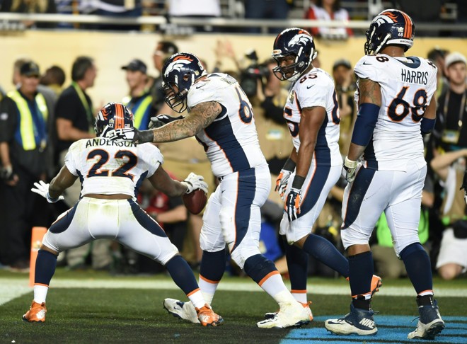 Na foto, jogadores do time campeão, o Denver Broncos | TIMOTHY A. CLARY/AFP