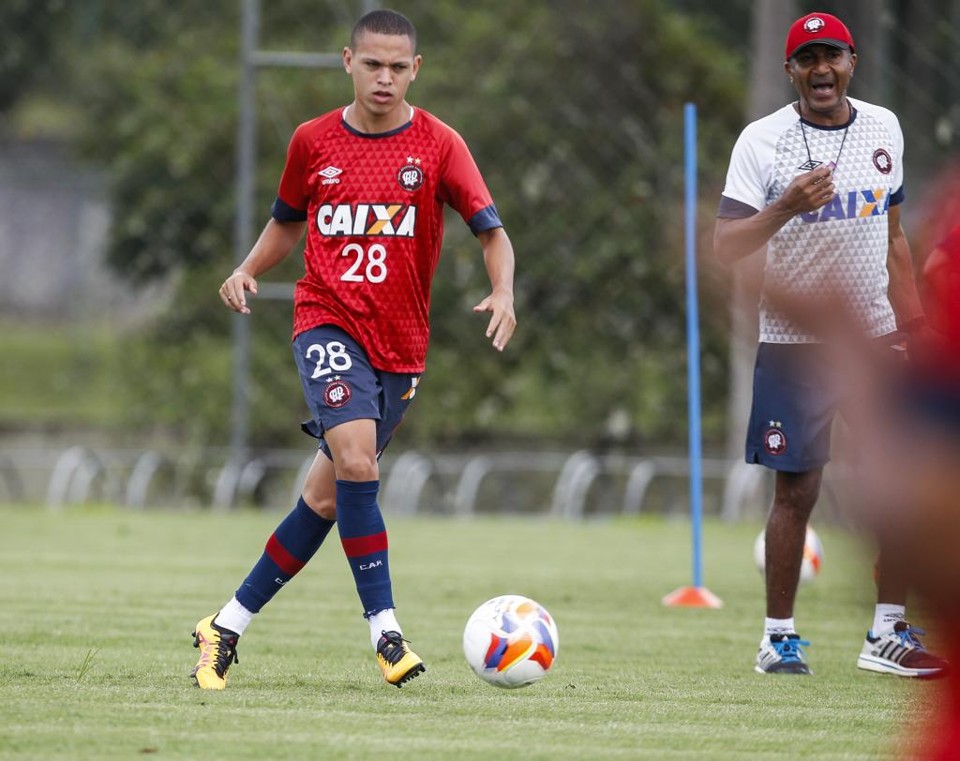 Cristóvão exalta Marcos Guilherme, mas atacante perde espaço no Atlético Marcos Guilherme durante treino no CT do Caju. Cristóvão deve levá-lo para o banco. | Daniel Castellano/Gazeta do Povo