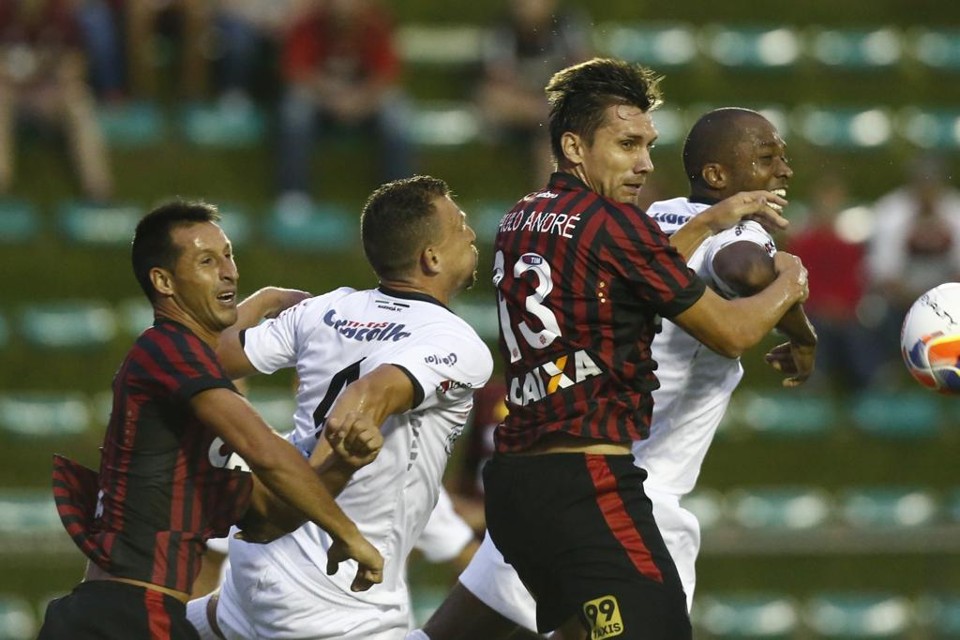 Paulo André e Vilches contra o Maringá. Ainda sem saber o que é sofrer gols. | Hugo Harada/Gazeta do Povo