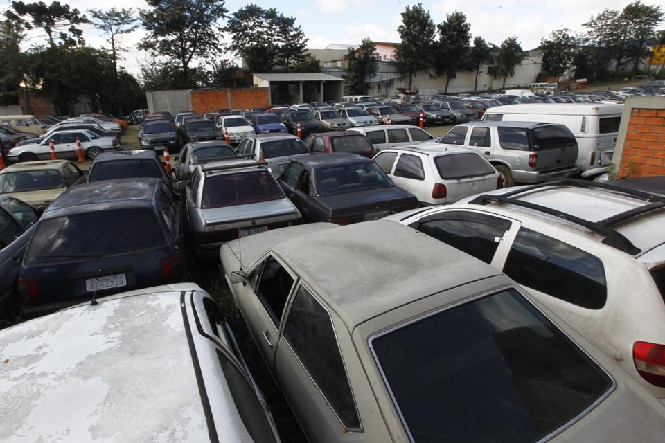 Pátio da Setran, no Boqueirão, está lotado | Antônio More/Gazeta do Povo