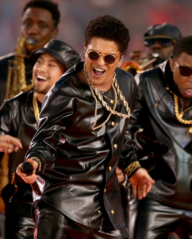 Bruno Mars se apresenta durante intervalo da partida | Matt Cowan/AFP