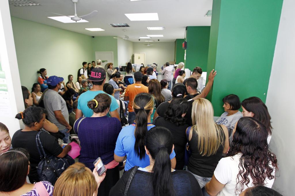 Espera pelo novo cartão tem superado duas horas | Antônio More/Gazeta do Povo