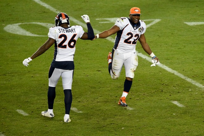 C.J. Anderson (22) e Darian Stewart (26), do Denver Broncos ,comemoram durante o jogo. | Thearon W. Henderson/AFP