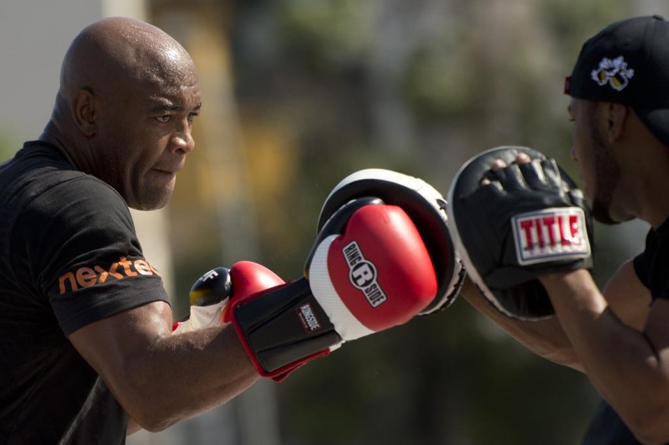 Aos 40 anos, Anderson Silva volta ao octógono prometendo ainda brigar pela conquista do cinturão dos pesos médios. | Christophe Simon/AFP