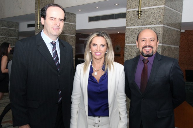 Em soft opening, o Hotel Plaza Ramada Rayon foi palco de almoço de posse da nova diretoria da AERP – Associação das Empresas de Radiodifusão do Paraná. Na foto, Silvio Rossi, o distinguido gerente-geral do hotel, a vice-governadora Cida Borghetti e Acácio Pinto, do staff diretor da Vert Hotéis. | Divulgação
