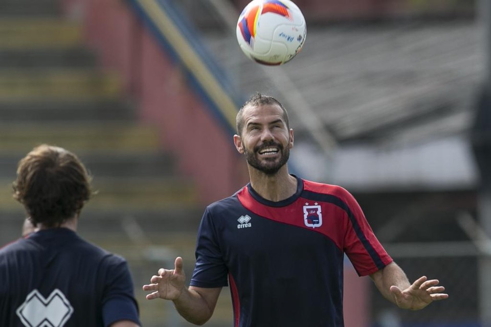 Zagueiro Zé Roberto deve substituir inicialmente o negociado Luiz Felipe na zaga do Paraná. | Marcelo Andrade/Gazeta do Povo