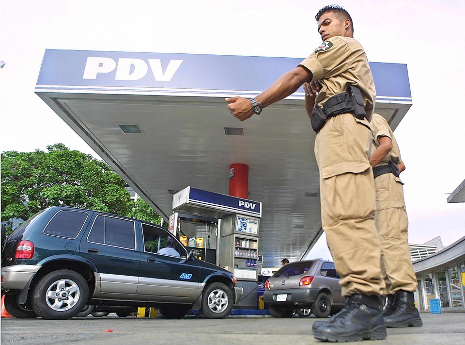 Postos de combustíveis em Caracas: Venezuela vive uma grave crise econômica e existem temores de um default. | Juan Barreto/AFP