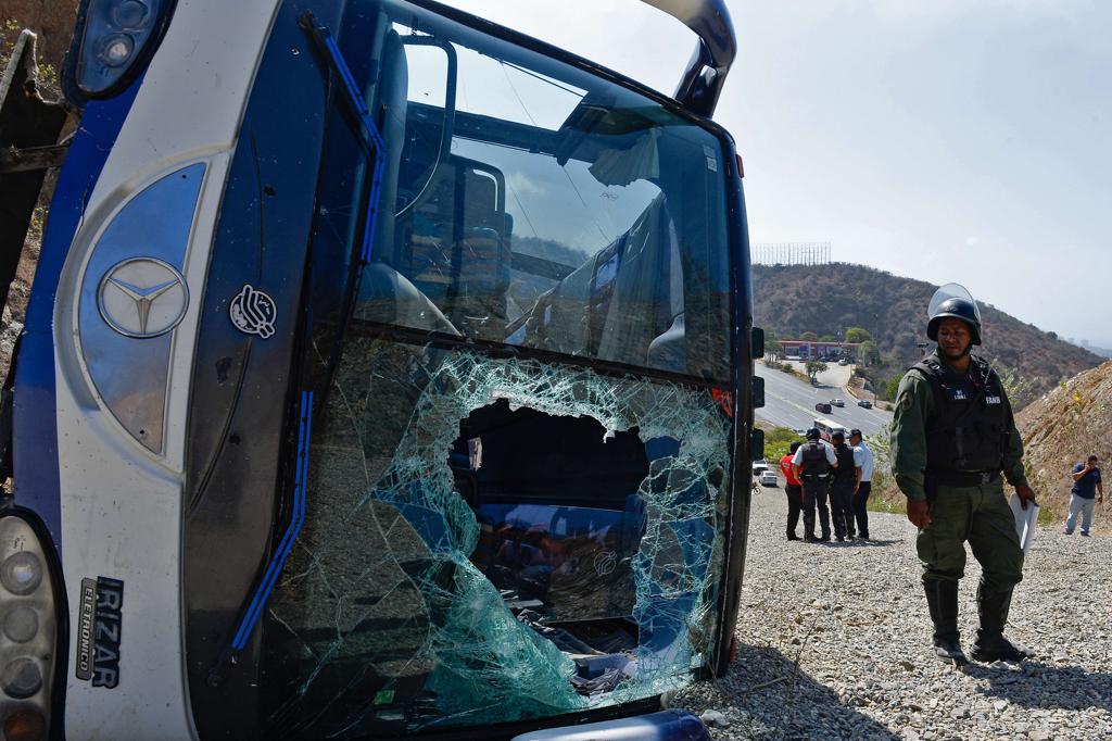 ônibus que levava a delegação do Huracán ao aeroporto capotou na Venezuela. | FEDERICO PARRA/AFP
