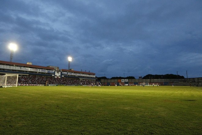 Vila Capanema recebeu um bom público na partida do Paraná contra o Toledo. | Jonathan Campos/Gazeta do Povo
