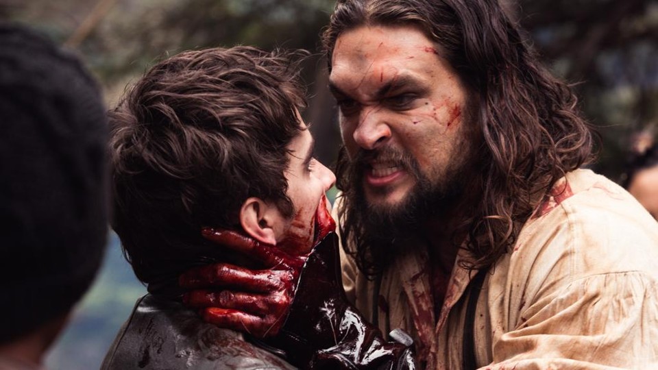 Os personagens Michael Smyth (Landon Liboiron) e Declan Harp (Jason Momoa): cenário tenso. | Duncan de Young/Divulgação