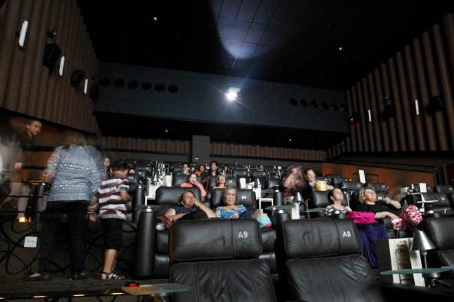 Sala cheia do cinema no Pátio Batel para a estreia do filme Os Dez Mandamentos da Rede Record | Antônio More/Gazeta do Povo