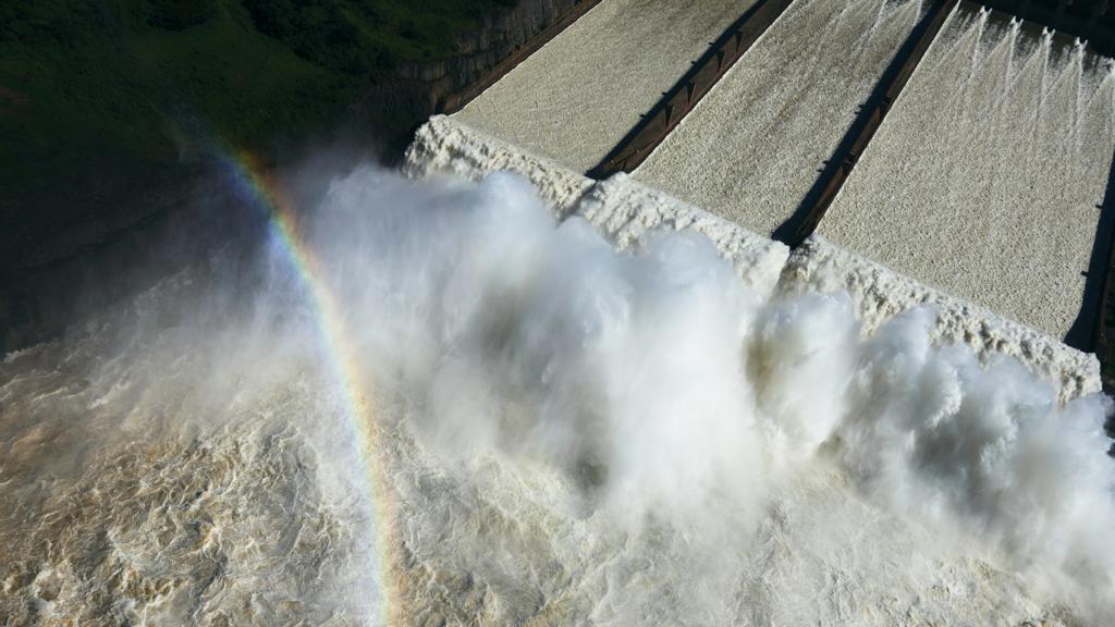 Comportas abertas na usina de Itaipu: chuvas generosas colaboraram para o recorde de produção. | Divulgação/Itaipu Binacional