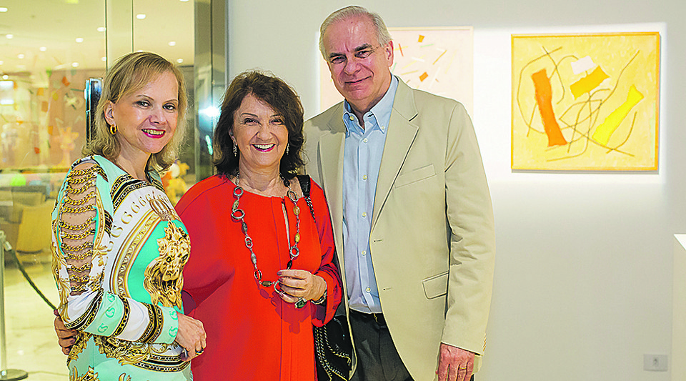 A artista plástica Guita Soifer (ao centro) prestigiou o encontro entre o artista multimídia paulistano Tadeu Jungle e o fotógrafo curitibano Orlando Azevedo realizado quinta-feira pela galeria Diretriz Arte Contemporânea no Pátio Batel. Com ela na foto, a marchande Zuleika Bisacchi e seu marido Luis Bisacchi. | Marcelo Elias