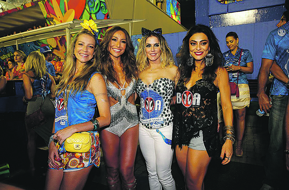 As Boas: As beldades Luana Piovanni (capa da nova Playboy), Sabrina Sato, Deborah Secco e Juliana Paes no camarote da BOA no sambódromo carioca. O quarteto deve dar novamente o ar da graça no espaço no desfile das campeãs neste sábado. | Divulgação