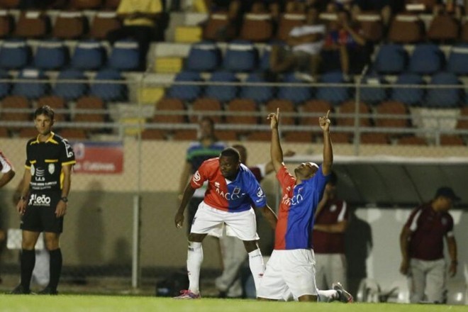 Lucio Flavio comemora o segundo gol do Paraná na vitória sobre o J.Malucelli | Hugo Harada/Gazeta do Povo