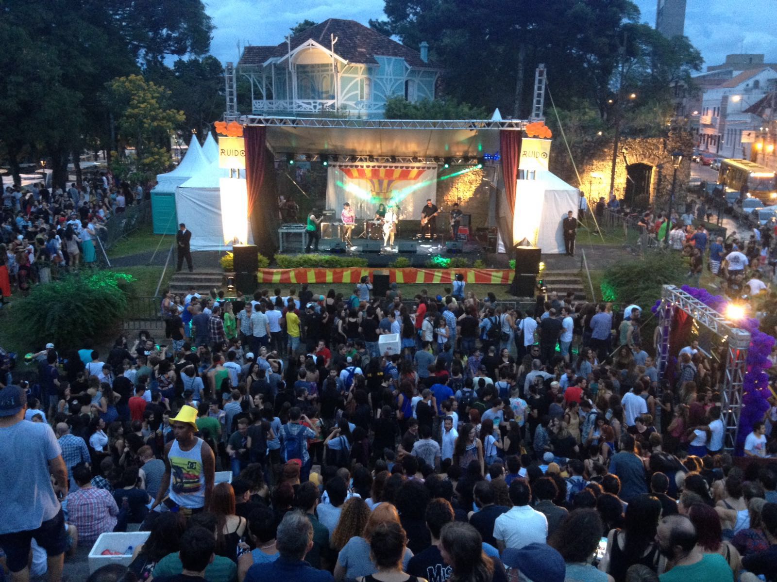 Sete bandas se revezaram no palco do evento. | Rafael Costa / Gazeta do Povo