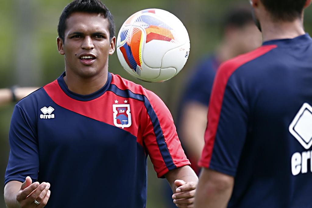 Contratado para a temporada 2016, o atacante Robson foi um dos destaques do Paraná na goleada sobre o J. Malucelli. | Albari Rosa/Gazeta do Povo