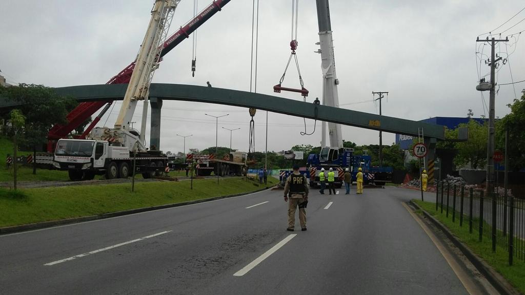 Passarela está sendo removida neste domingo (7) | PRF/Divulgação