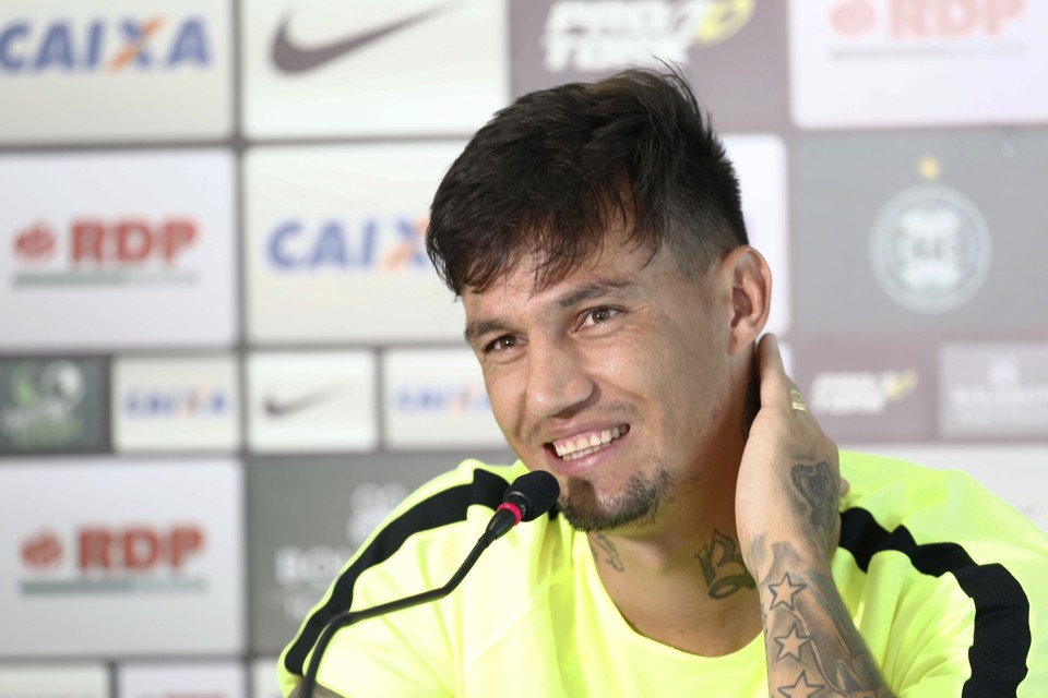 Como segundo volante, João Paulo espera fazer mais gols com a camisa do Coritiba. | Felipe Rosa/TRIBUNA DO PARANA