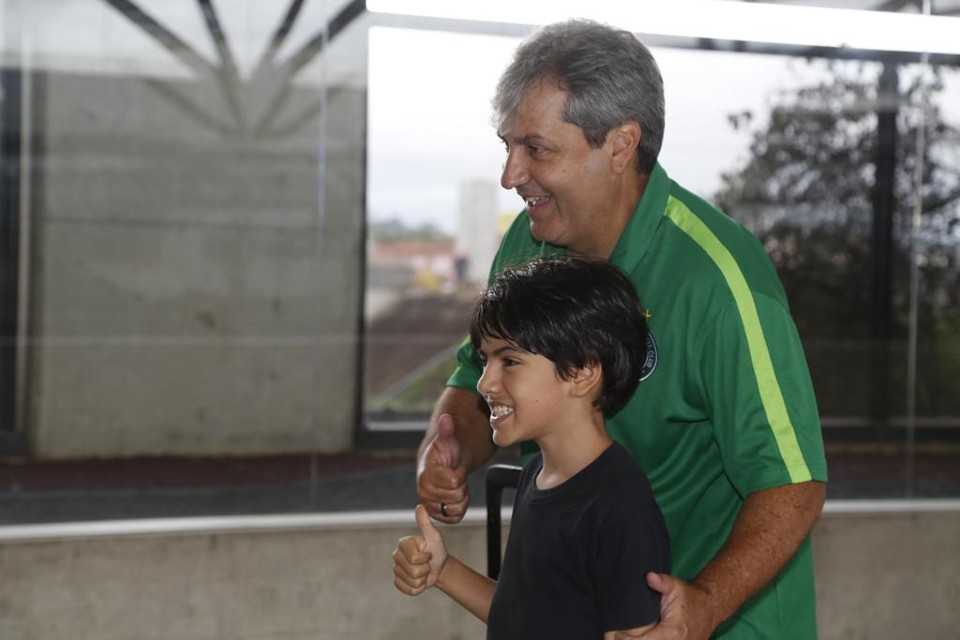 Técnico Gilson Kleina  atende fã no embarque para Foz do Iguaçu.  Treinador prega iniciativa e personalidade para o Coritiba. | Henry Milleo/Gazeta