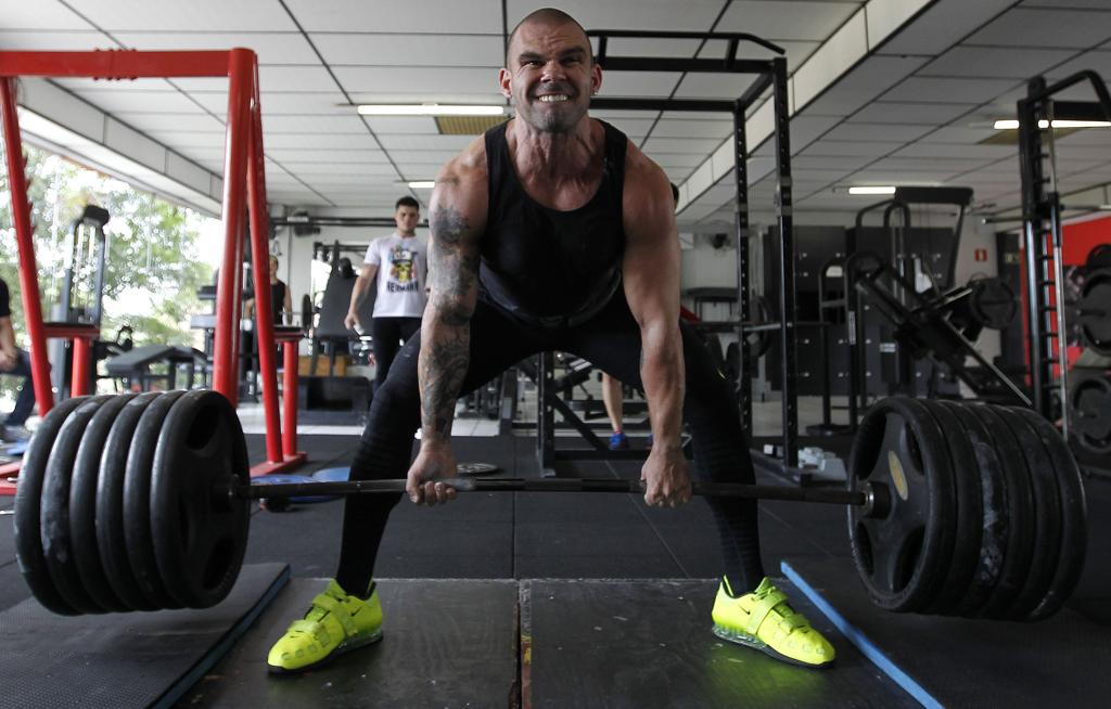 O curitibano André Neumann, um dos novos recordistas do esporte, na categoria até 90 kg. | Jonathan Campos/Gazeta do Povo