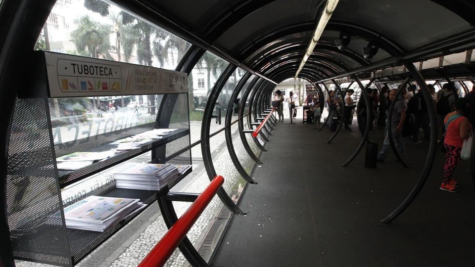 Fundação tenta conscientizar leitores sobre a devolução dos livros, mas, pelo formato do projeto, não há um controle do que volta. | Pedro Serapio/Gazeta do Povo