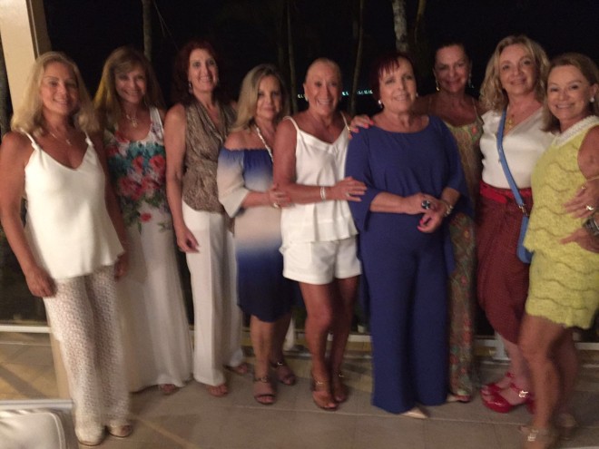 O verão de Caiobá voltou a movimentar o high: Maria José Hauer recebeu para jantar no address da Prainha. Na foto, Cristina Nacli, Maria Inês Artigas, Heloisa Nicolau dos Santos, Elvira Ramon, a anfitriã, Leda Costa Curta, Vera Scarpin, Izaura Muller e Simone Slaviero. | Divulgação