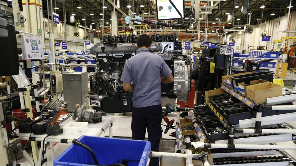 Os maiores cortes ano passado ocorreram no setor industrial, que eliminou 34 mil postos de nível superior | Henry Milleo/Gazeta do Povo