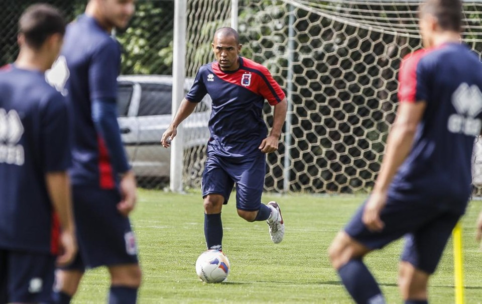 Bom começo de temporada deve influenciar na renovação de Lúcio Flávio. | Daniel Castellano/Gazeta do Povo