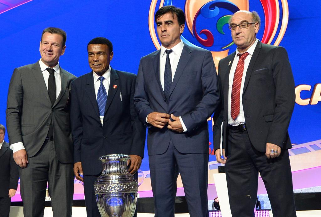 Dunga com os representatnes de Peru, Equador e Haiti: Brasil caiu no grupo mais fácil da Copa América. | MLADEN ANTONOV/AFP