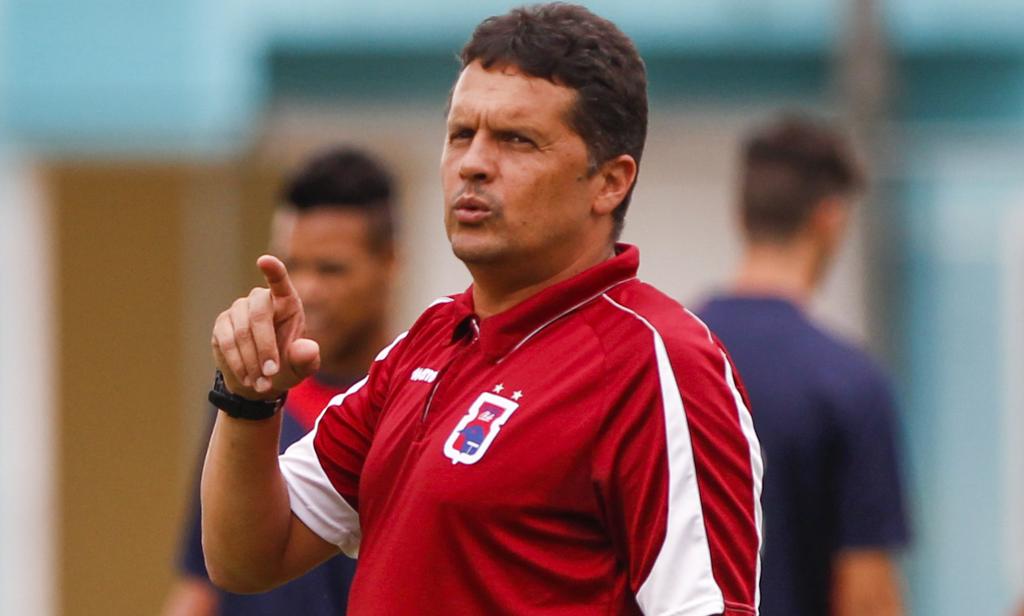 Técnico do Paraná, Claudinei Oliveira acredita na estruturação tática da equipe. | Daniel Castellano/Gazeta do Povo