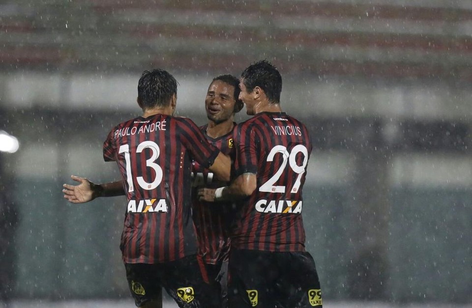 Deivid, herói do jogo, é abraçado por Pualo André e Vinícius. | Daniel Castellano/Gazeta do Povo
