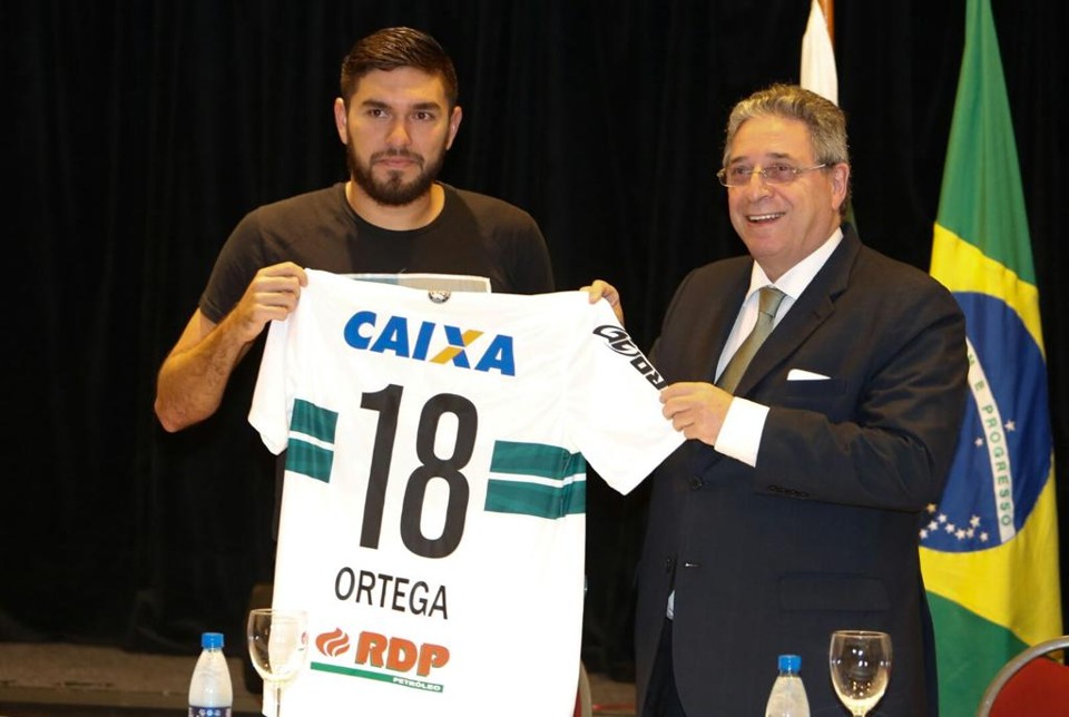 Atacante Ortega ao lado do presidente do Coritiba, Rogério Bacellar. Pai influenciou na decisão de vir para o Coxa. | Henry Milleo/Gazeta do Povo