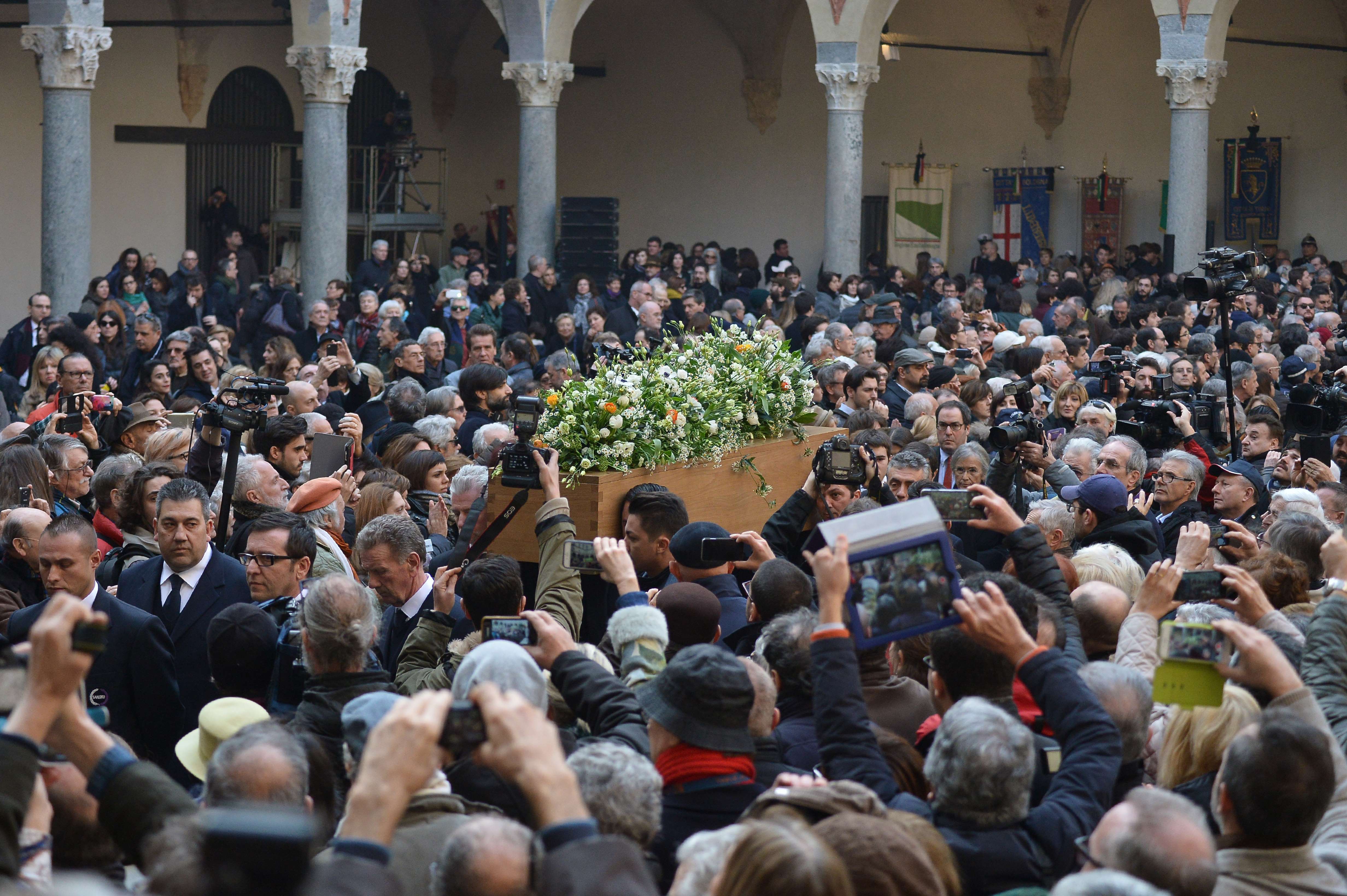 Homens carregam o caixão de Umberto Eco, no castelo Sforza, em Milão. | TIZIANA FABI/AFP