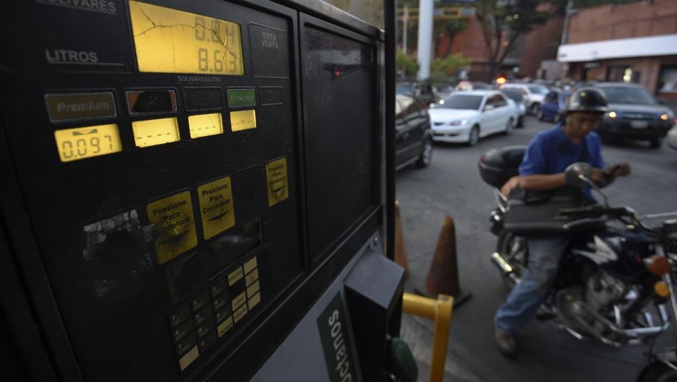 Gasolina foi reajustada pela primeira vez em décadas na Venezuela como resultado da crise econômica. | JUAN BARRETO/AFP