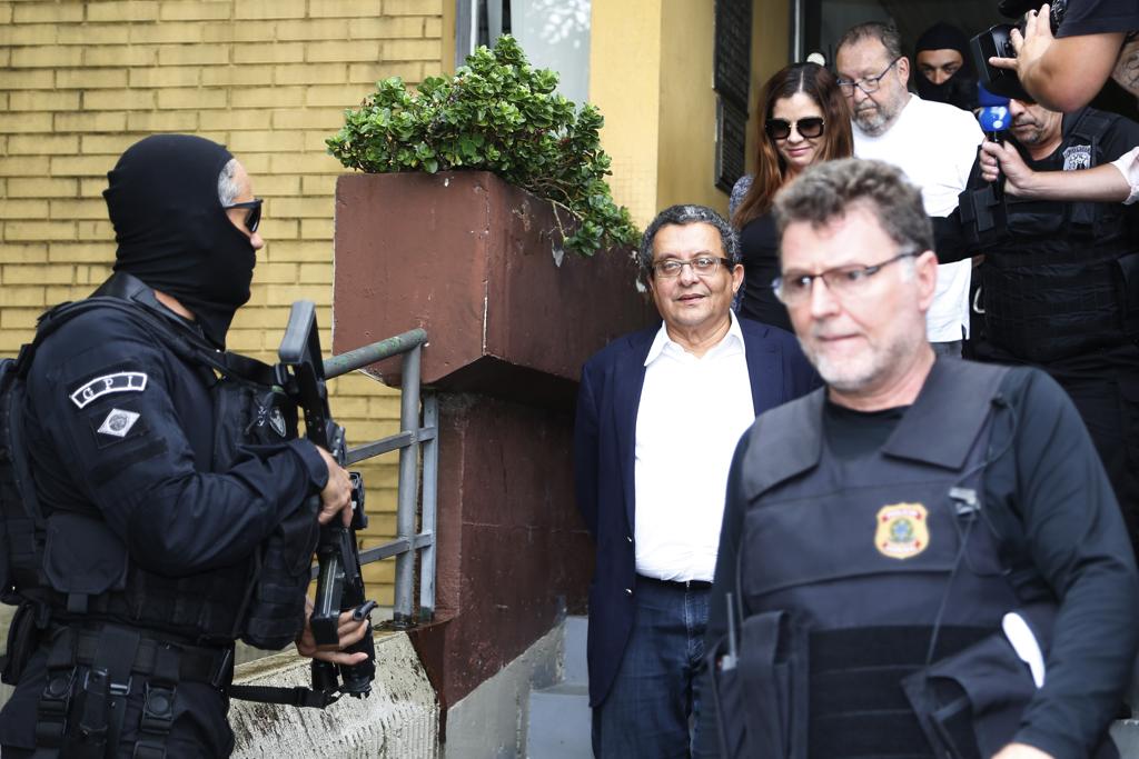 João Santana, marqueteiro do PT, na saída do IML. | Henry Milleo/Gazeta