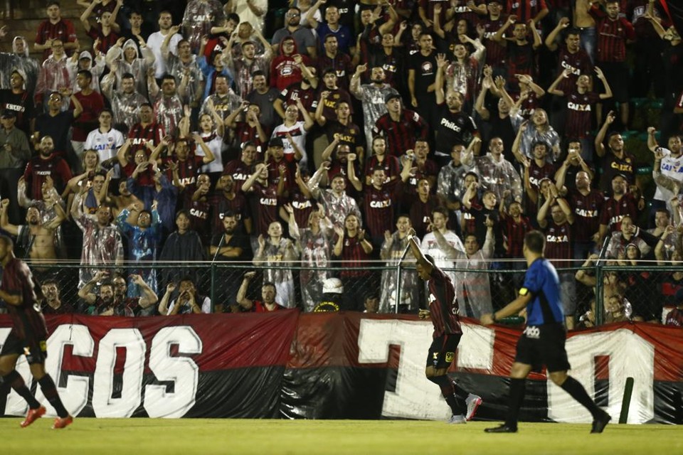 Anderson Lopes comemora o primeiro gol com a camisa do Atlético. | Hugo Harada/Gazeta do Povo