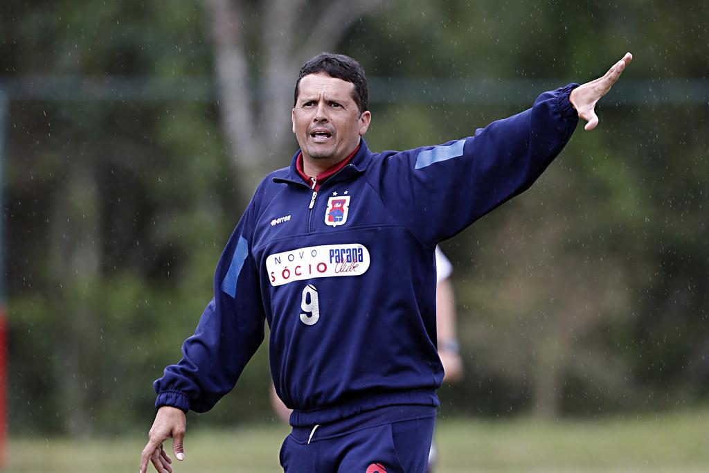 Técnico Claudinei Oliveira , do Paraná, que dar oportunidades no Paranaense para todos do elenco. | Albari Rosa/Gazeta do Povo