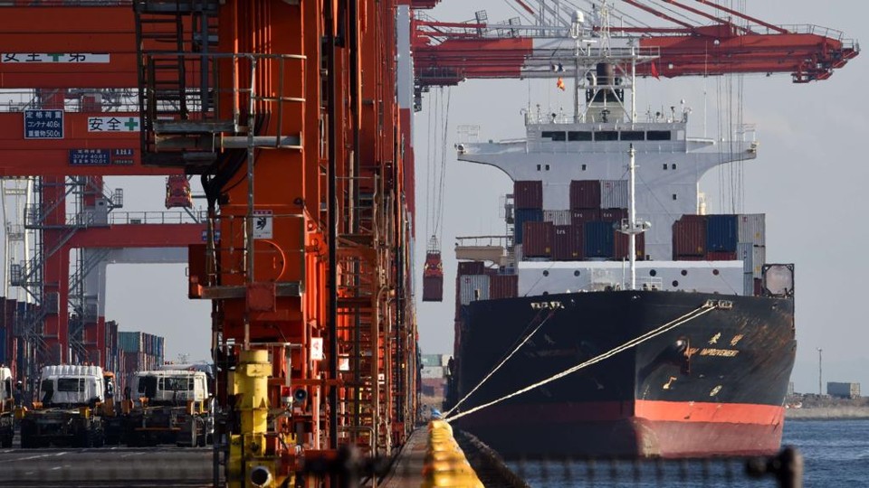 Terminal portuário em Tókio: economia japonesa está entra as que estão segurando o crescimento global. | TORU YAMANAKA/AFP