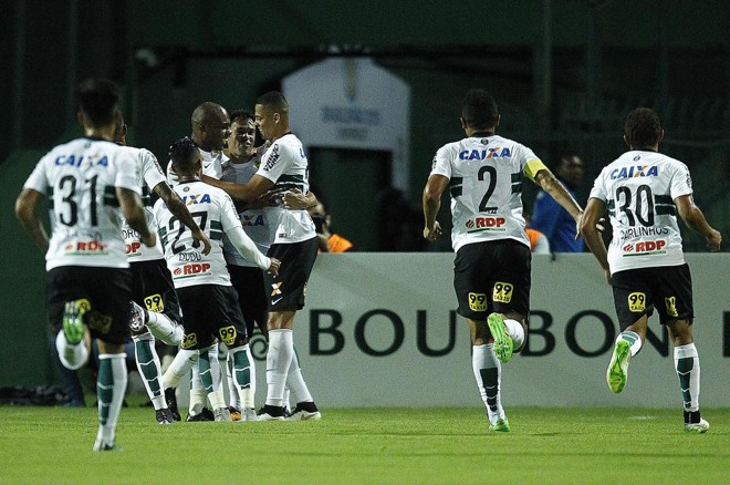 Jogadores do Coritiba comemoram gol de Luccas Claro. | Jonathan Campos Gazeta do Povo