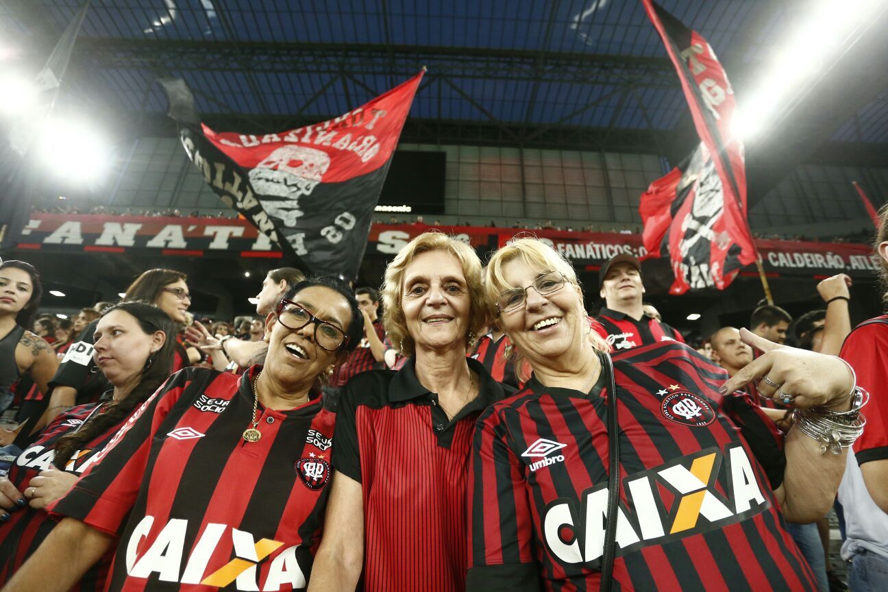 Torcedoras do Atlético que colaboraram na quebra do recorde de público na Arena. | Hugo Harada/Gazeta do Povo