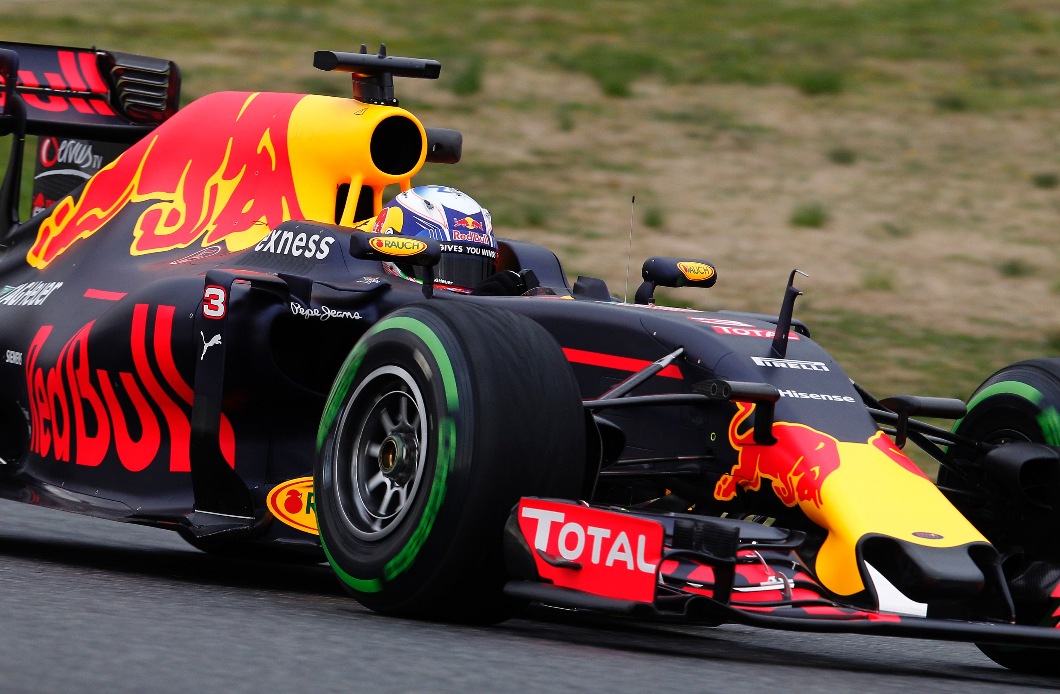 Red Bull de 2016 não tem a cor roxa. | JOSE JORDAN/AFP