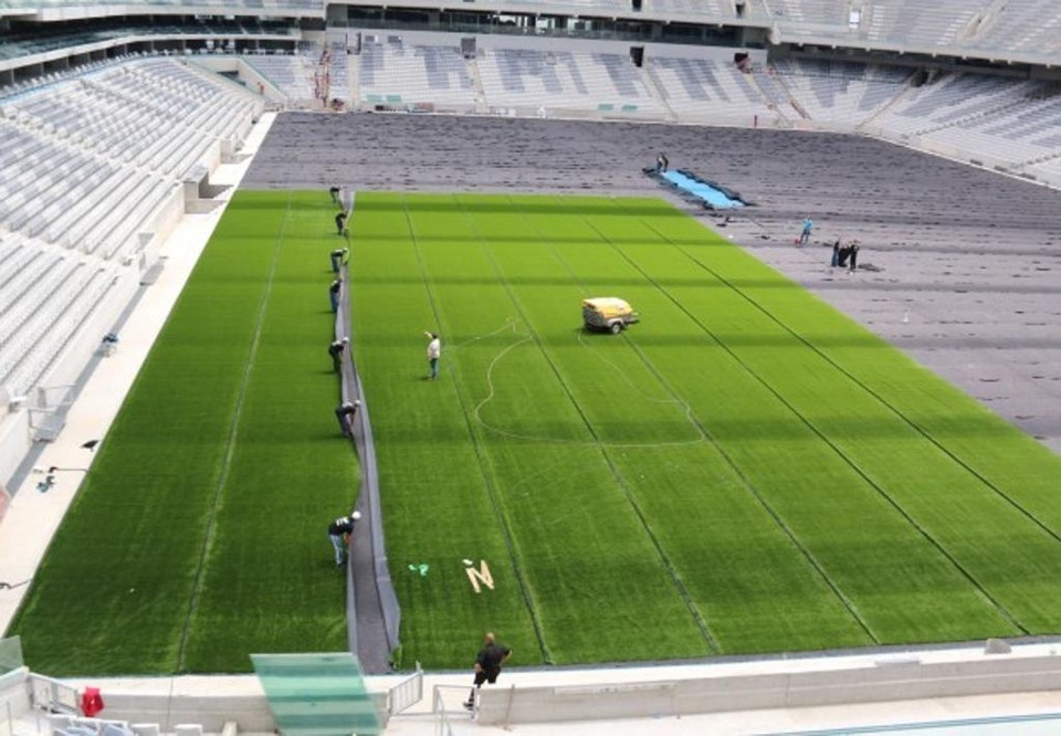 Tapete verde já começou a ser instalado na Arena da Baixada. | Lucas Andrade e Tatiana Ribeiro/Site oficial do Atlético