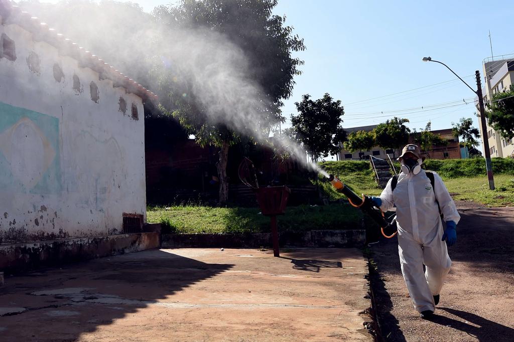 Agente aplica o fumacê na cidade de Gama, no Distrito Federal | EVARISTO SA/AFP