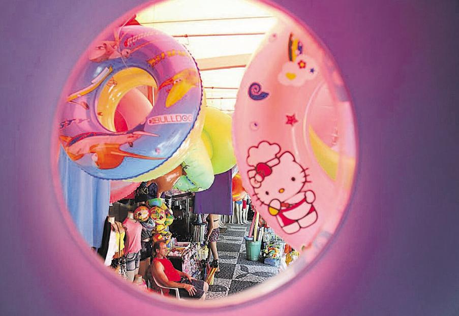 Comércio no litoral: vendedores temem efeitos de crise econômica. | Daniel Castellano/Gazeta do Povo