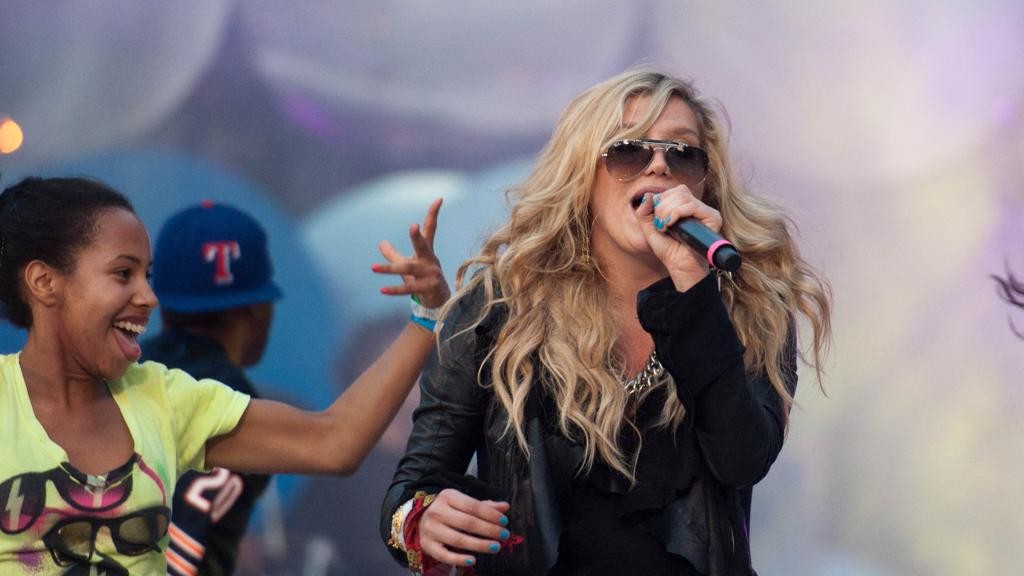 Cantora Kesha acusa produtor de abuso sexual