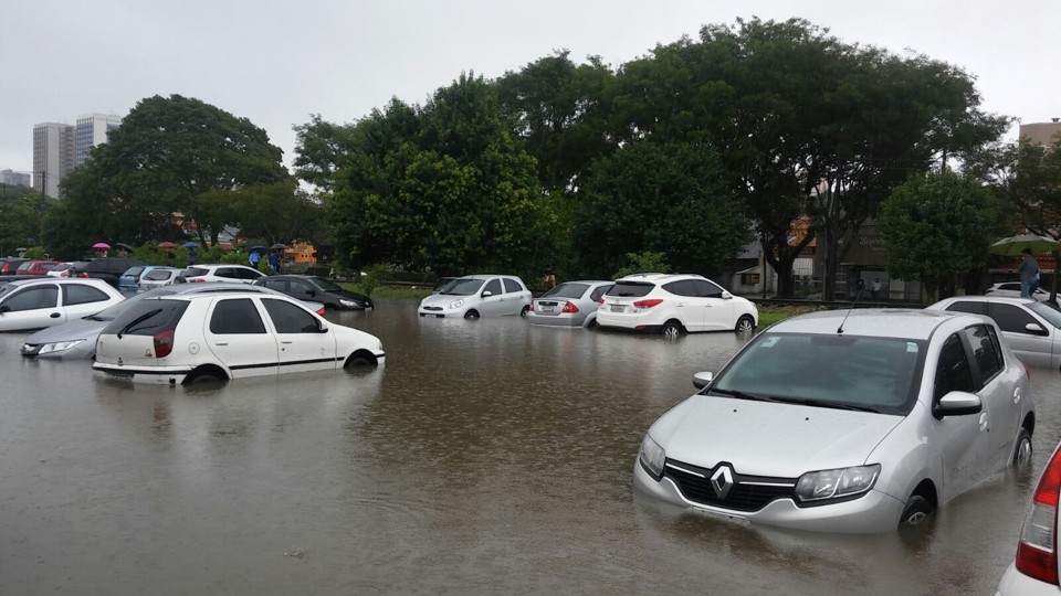 Carros ficaram semissubmersos em área de estacionamento próxima ao Polloshop Alto da XV | Daniel Castellano/Gazeta do Povo/