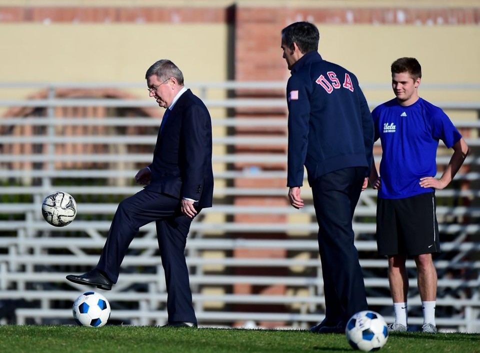 Presidente do Coi, Thomas Bach, bate bola com o prefeito Eric Garcetti, de Los Angeles, candidata à sede dos Jogos de 2024. | Harry How/AFP