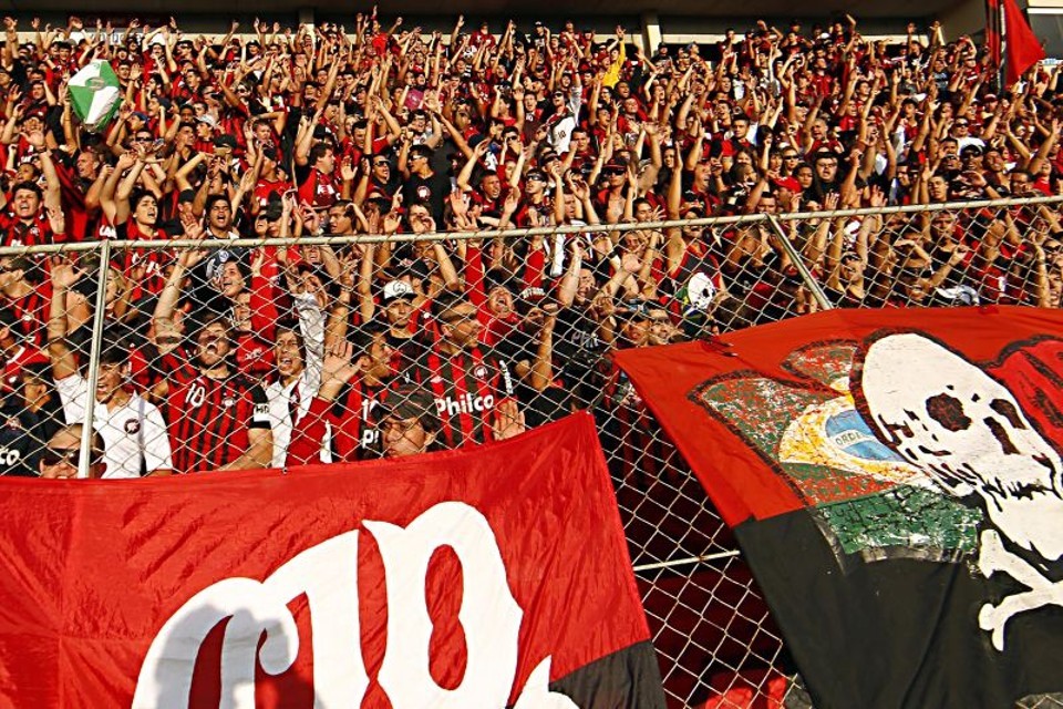 Torcida do Atlético adquiriu 1.700 ingressos para o clássico com o Paraná na Vila Capanema. | /